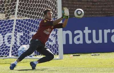 جوليو سيزار يتدرب بالكرة الجديدة في معسكر منتخب البرازيل