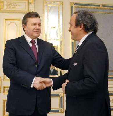 الرئيس الأوكراني يسلم على بلاتيني