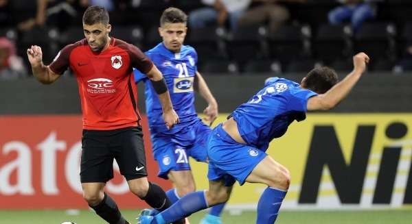 جانب من المواجهة السابقة بين الفريقين