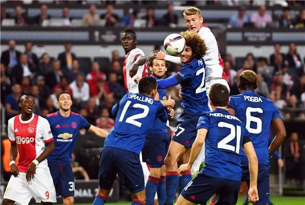  دي ليخت مع أياكس