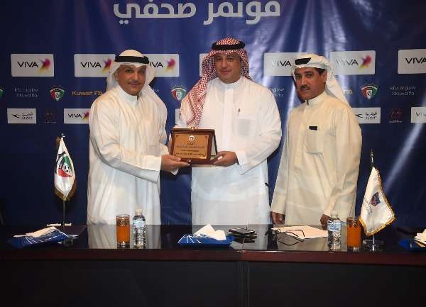 جانب من التوقيع 