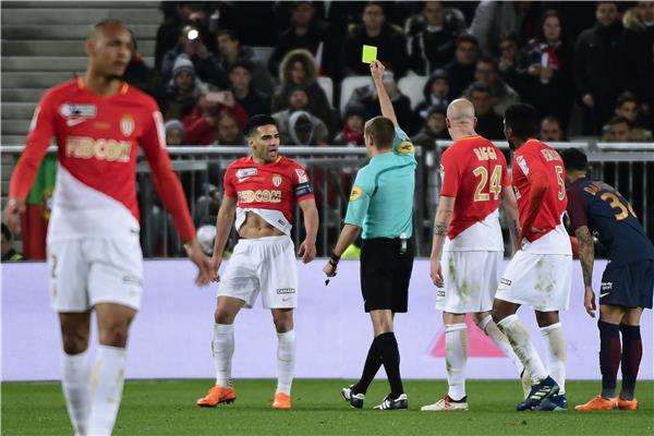 فالكاو يتلقى بطاقة صفراء في لقاء الأمس