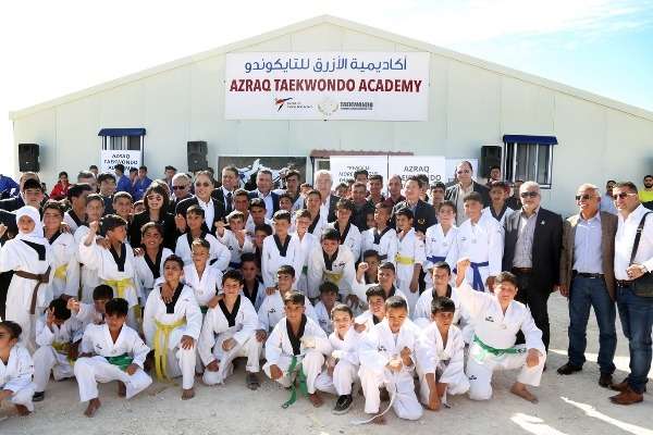 الأمير راشد ورئيس الاتحاد الدولي يتوسطان لاعبي الأكاديمية