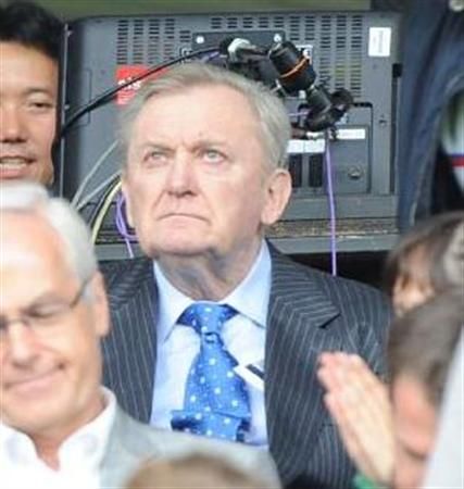 صورة أخرى لسيد أوزيم وهو متواجد في المدرجات لمتابعة مباراة اليابان وأنكلترا