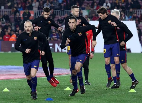 بوسكيتس مع لاعبي برشلونة