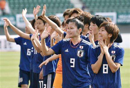 لاعبات اليابان بعد الانتصار على غانا