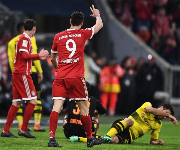 احتفال ليفاندوفسكي بالهدف السادس في شباك دورتموند