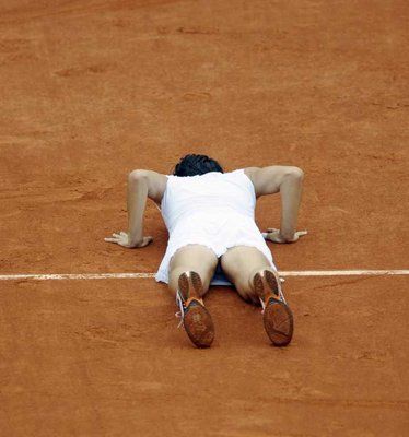 فرانشيسكا شيافوني تقبل الملعب بعد الفوز على كارولينا فوزنياكي