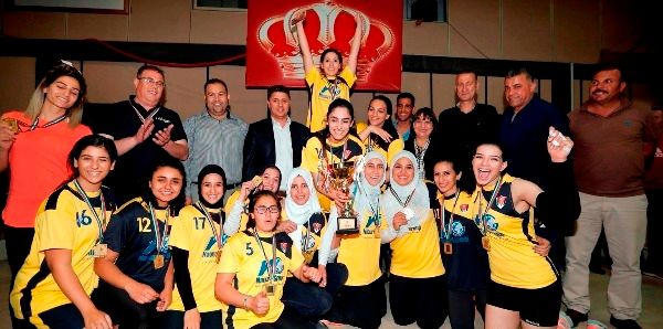 فريق دي سال متوجاً بكأس البطولة