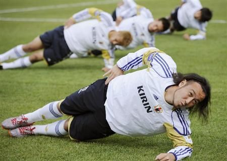 توليو تاناكا ( يمين ) في صراع كروي مع لاعب الوسط يوكي آبي