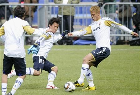 المدافع يوجي ناكازاوا ( يمين ) يحاول إيقاف المهاجم يوشيتو أوكوبو