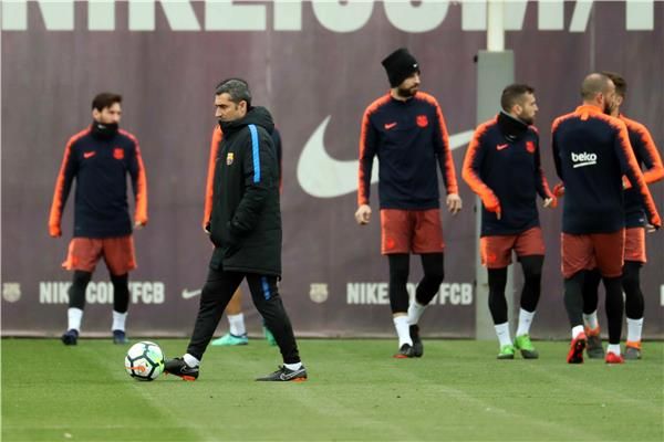 فالفيردي مع لاعبي برشلونة