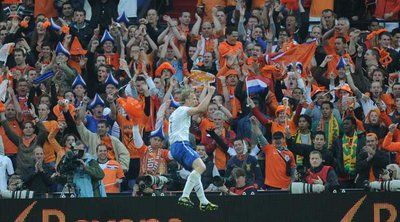 ديرك كاوت يحتفل بتسجيل الهدف الاول