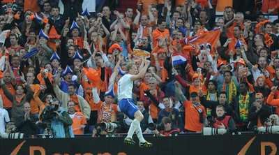 ديرك كاوت يحتفل بتسجيل الهدف الاول