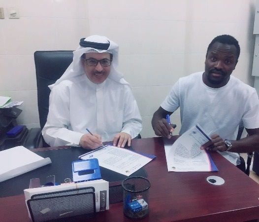 خلال توقيع العقود