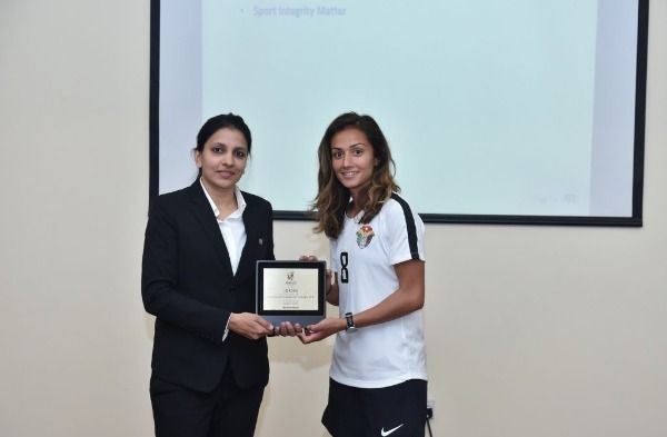 من تسليم المنتخب الأردني درع المشاركة بكأس آسيا