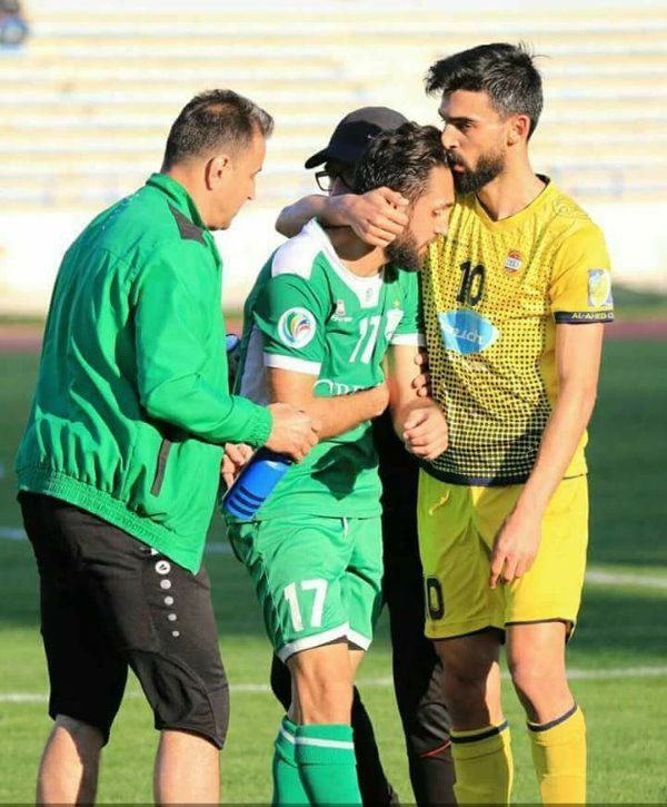 البابا يخرج من الملعب بعد إصابته 