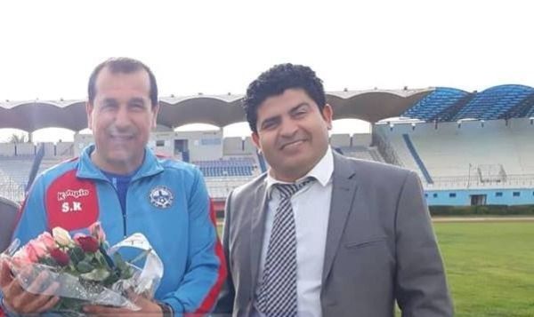 رئيس الاتحاد المنستيري أثناء تكريمه للمدرب إسكندر القصري 