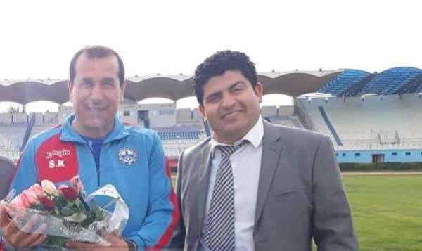 رئيس الاتحاد المنستيري أثناء تكريمه للمدرب إسكندر القصري 