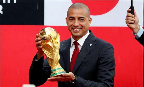 تريزيجيه يحمل كأس العالم