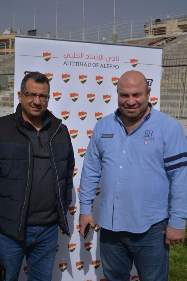 وائل عقيل (يمين)