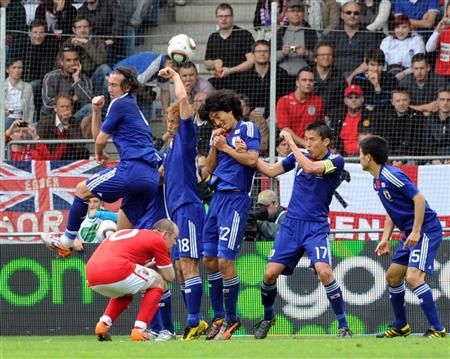 هوندا عندما قام بلمس الكرة بيده عمداً داخل منطقة الجزاء