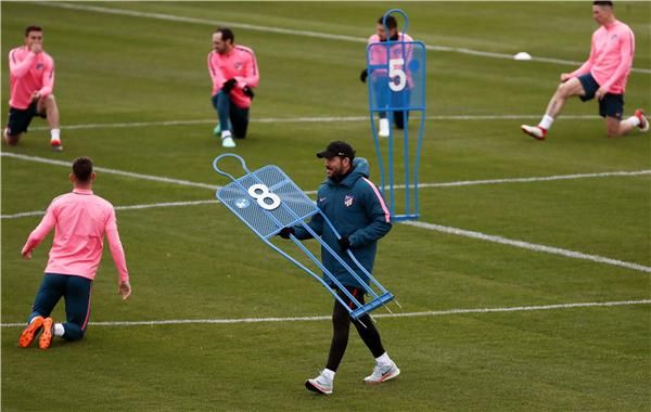 سيميوني في تدريبات الفريق اليوم