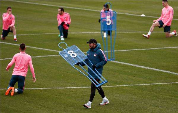 سيميوني في تدريبات الفريق اليوم