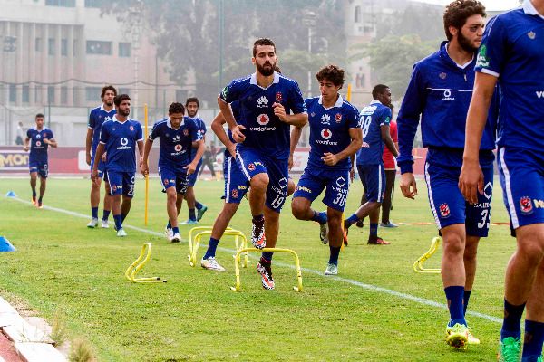 السعيد مع لاعبي الأهلي