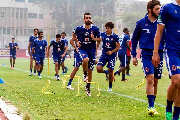 السعيد مع لاعبي الأهلي