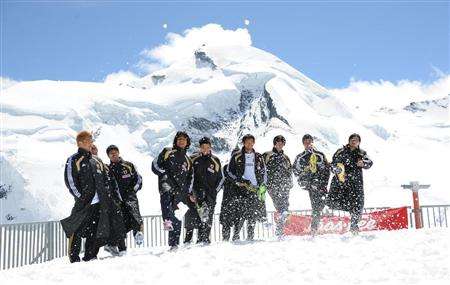 لاعبي المنتخب الياباني بعد صعودهم لجبال الألب