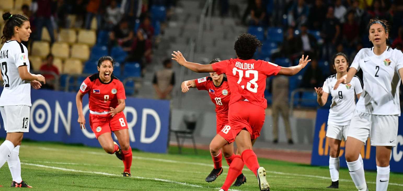 لاعبات الفلبين بعد تفوقهن على الأردن