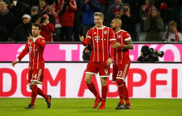 بيرنات مع لاعبي بايرن