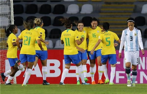 لاعبات البرازيل بعد تفوقهن على الأرجنتين