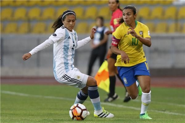 أسطورة الكرة البرازيلية مارتا في مواجهة الأرجنتين