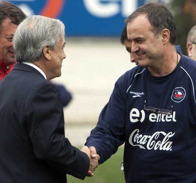 بييلسا يصافح ويتحدث مع الرئيس الشيلي