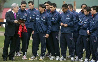 الرئيس يتحدث مع اللاعبين