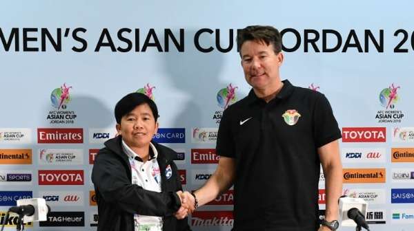 المدربان قبل بدء المؤتمر الصحفي