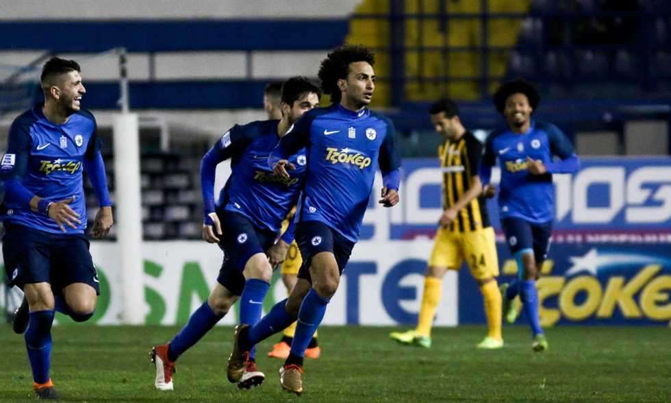 عمرو وردة مع لاعبي أتروميتوس 