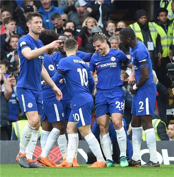 أزبيليكويتا يحتفل مع لاعبي تشيلسي