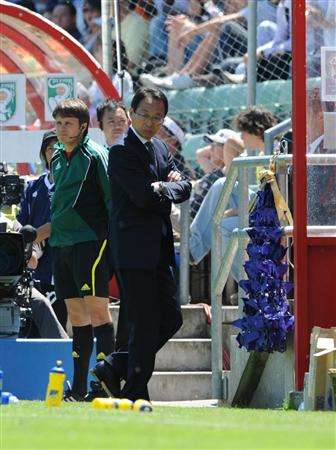 السيد أوكادا في حالة غضب بعد الخسارة أمام كوت ديفوار