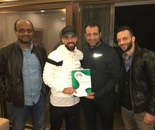 صورة السعيد مع مسؤولي الزمالك بعد التوقيع