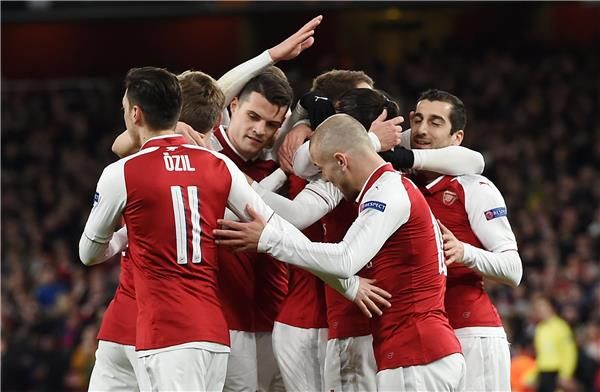 مخيتريان وسط لاعبي آرسنال