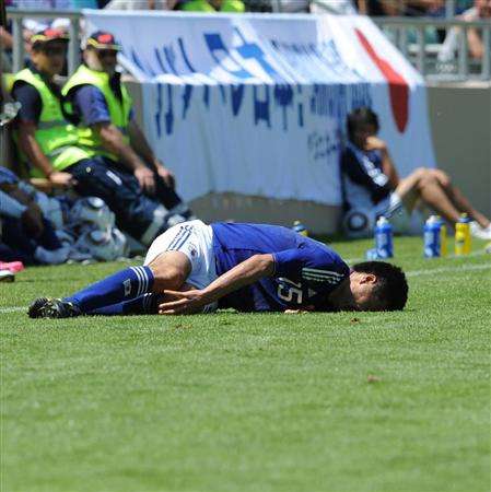 ياسويوكي كونو عندما تعرض للإصابة في ركبته اليمنى بودية كوت ديفوار