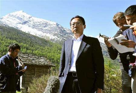 تاكيشي أوكادا يتحدث مع الإعلاميين قبل السفر إلى جنوب أفريقيا