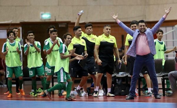 علي طالب بجانب البدلاء