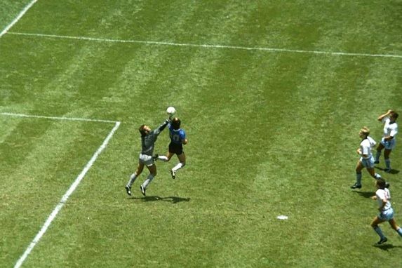 مارادونا انتقم بيده من الإنجليز