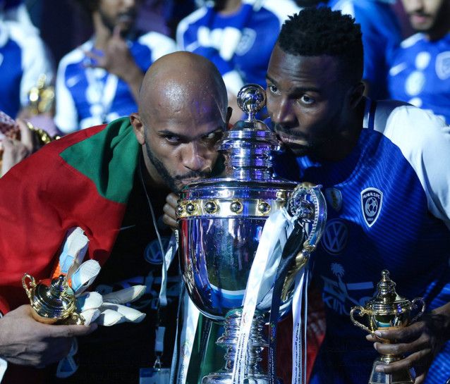 الحبسي في صورة تذكارية مع كأس البطولة