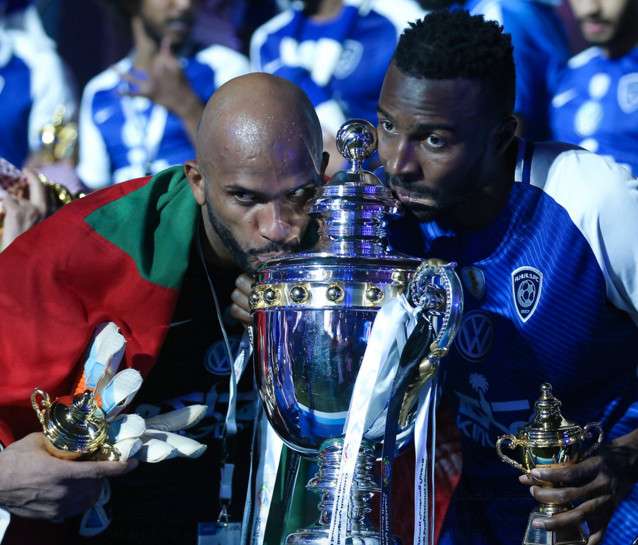 الحبسي في صورة تذكارية مع كأس البطولة