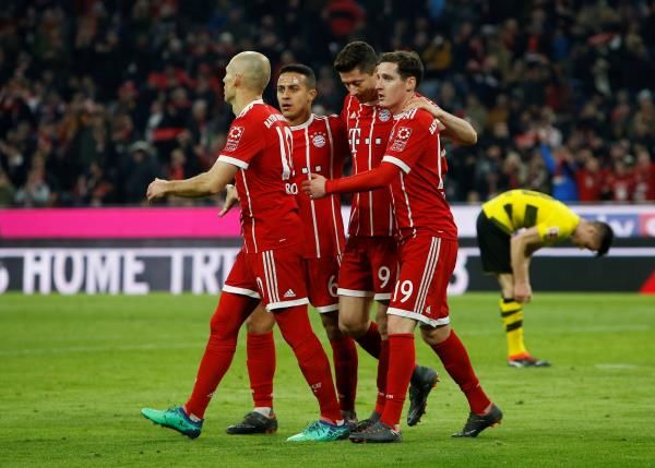  ليفاندوفسكي مع لاعبي بايرن ميونخ